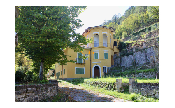 Villa con parco a Nocera Umbra