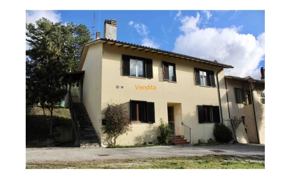 Casa semi indipendente con due appartamenti e terreno in vendita ad Assisi