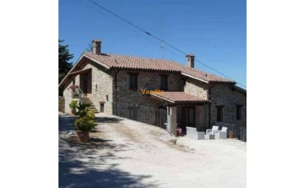 Casale in pietra con terreno ad Assisi