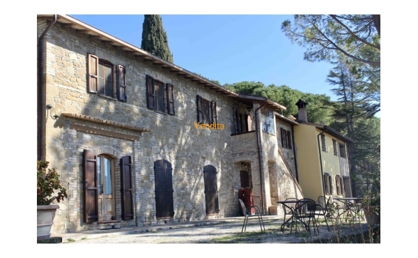 Casale con piscina e terreno ad Assisi
